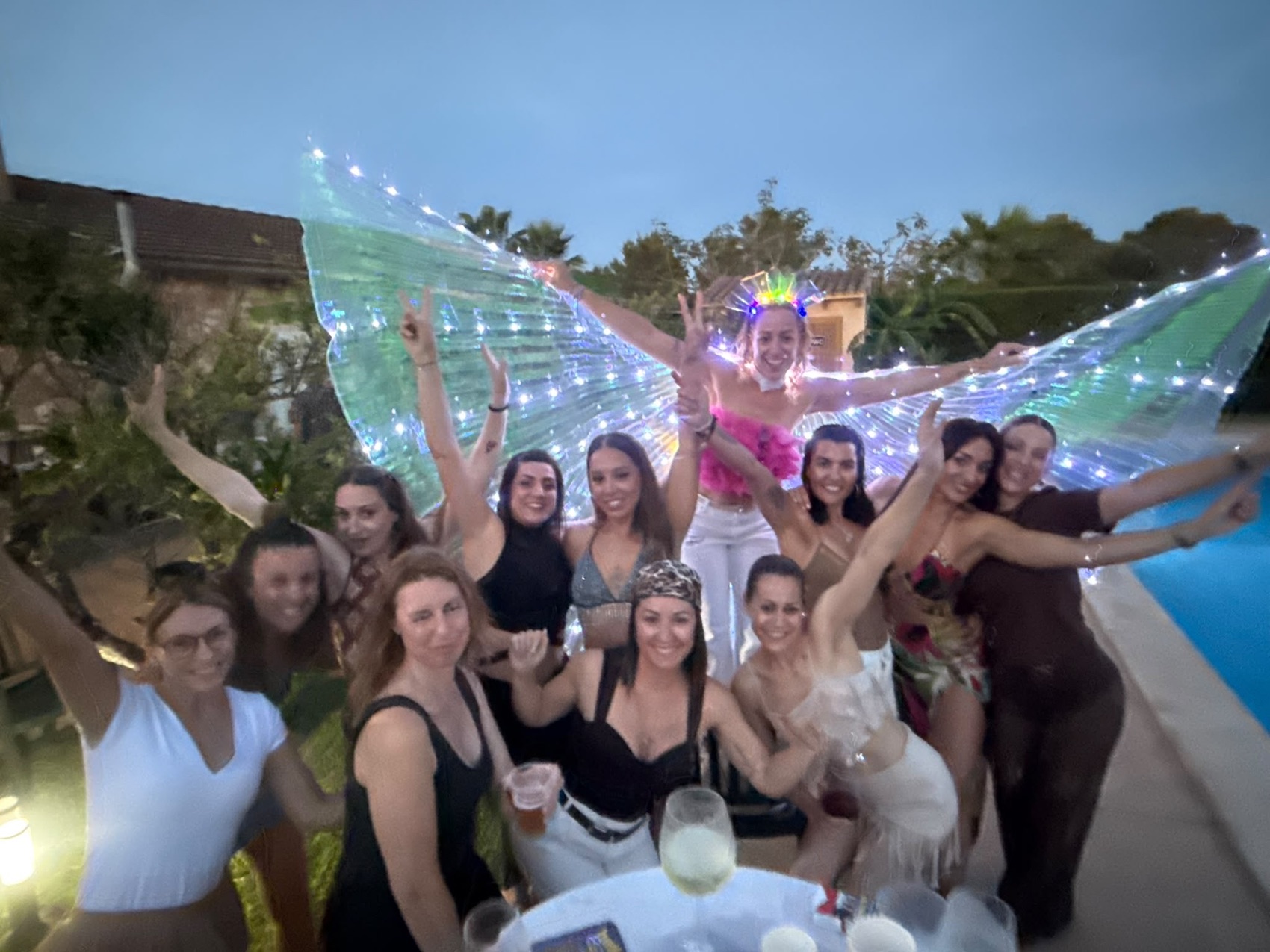 Grupo de invitados celebrando al aire libre.
