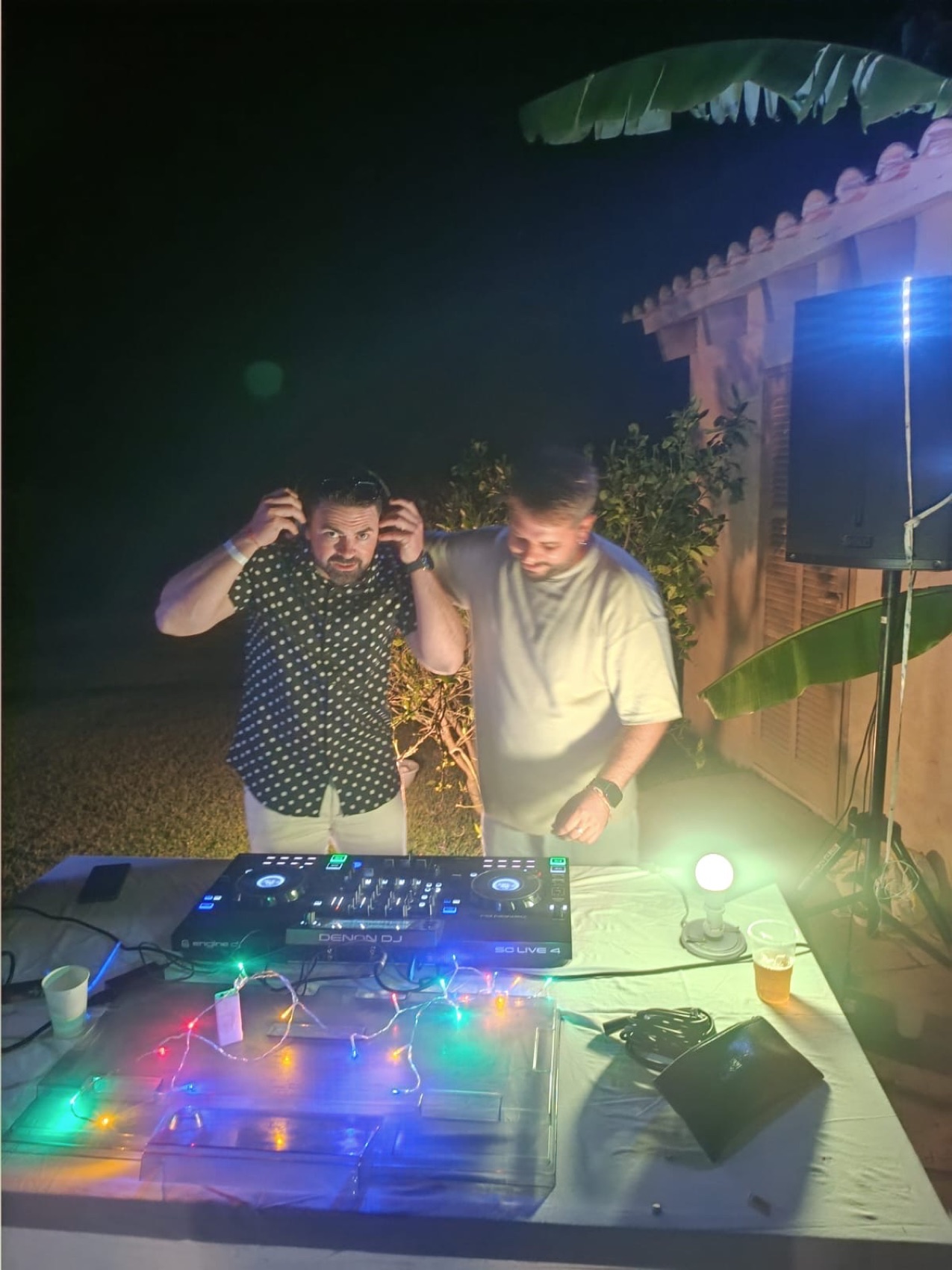 Amigos celebrando con accesorios de fiesta.