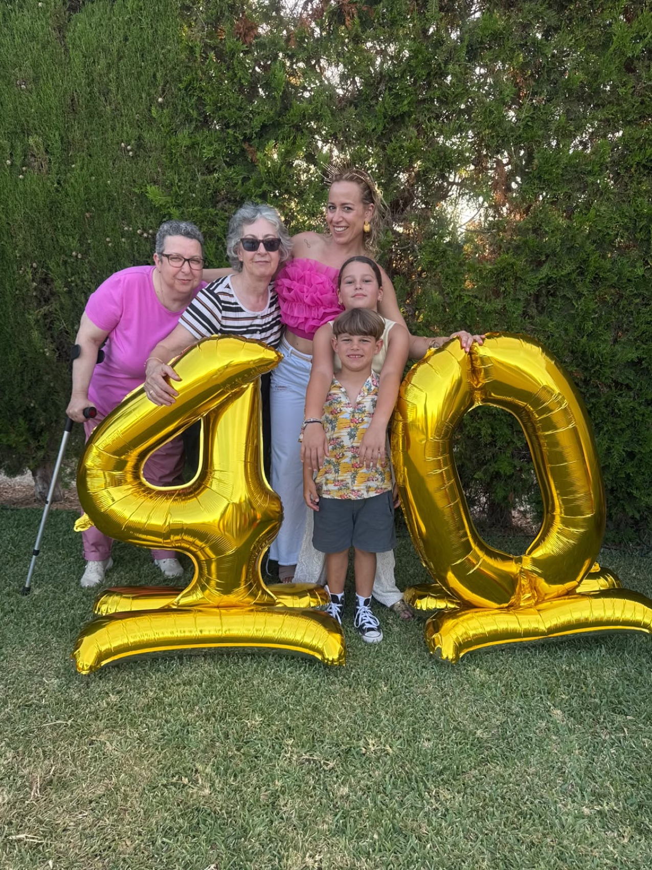 Elena delante de globos dorados de 40.