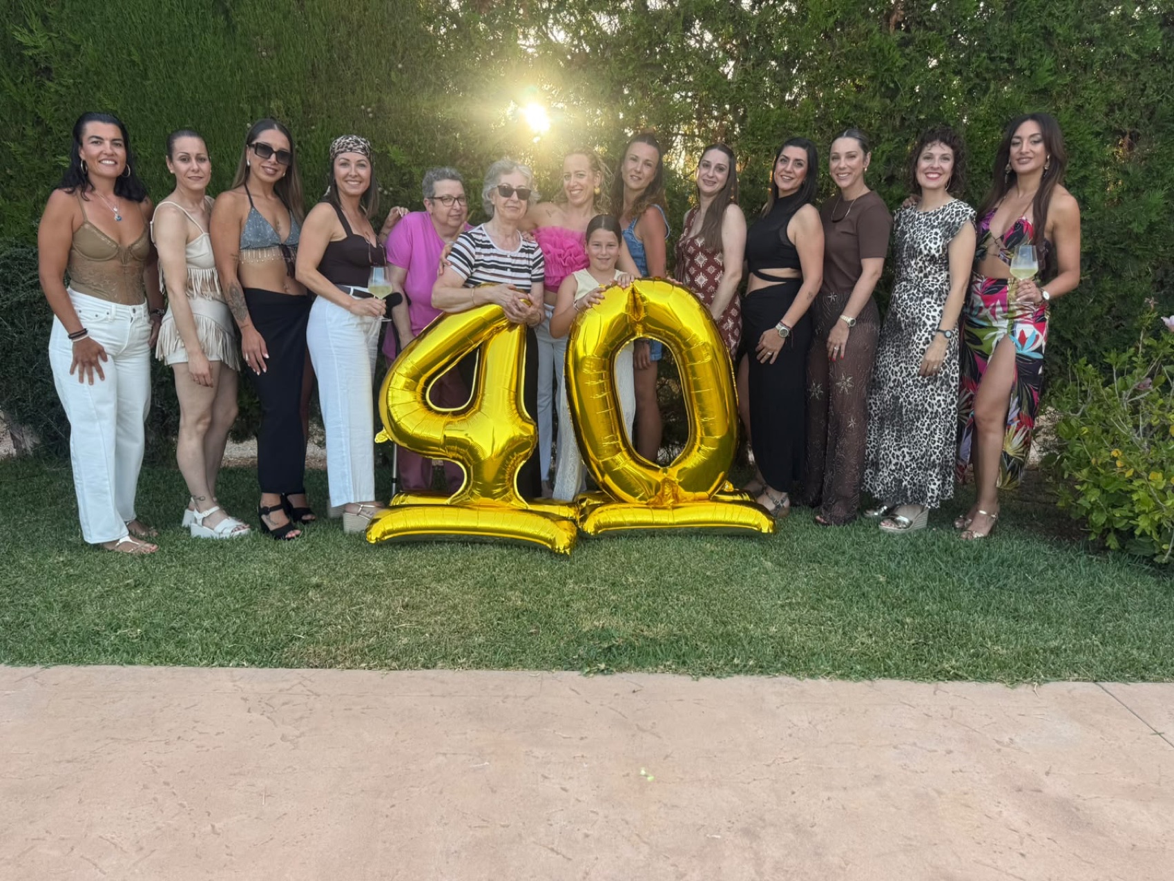 Grupo familiar junto a globos de 40.