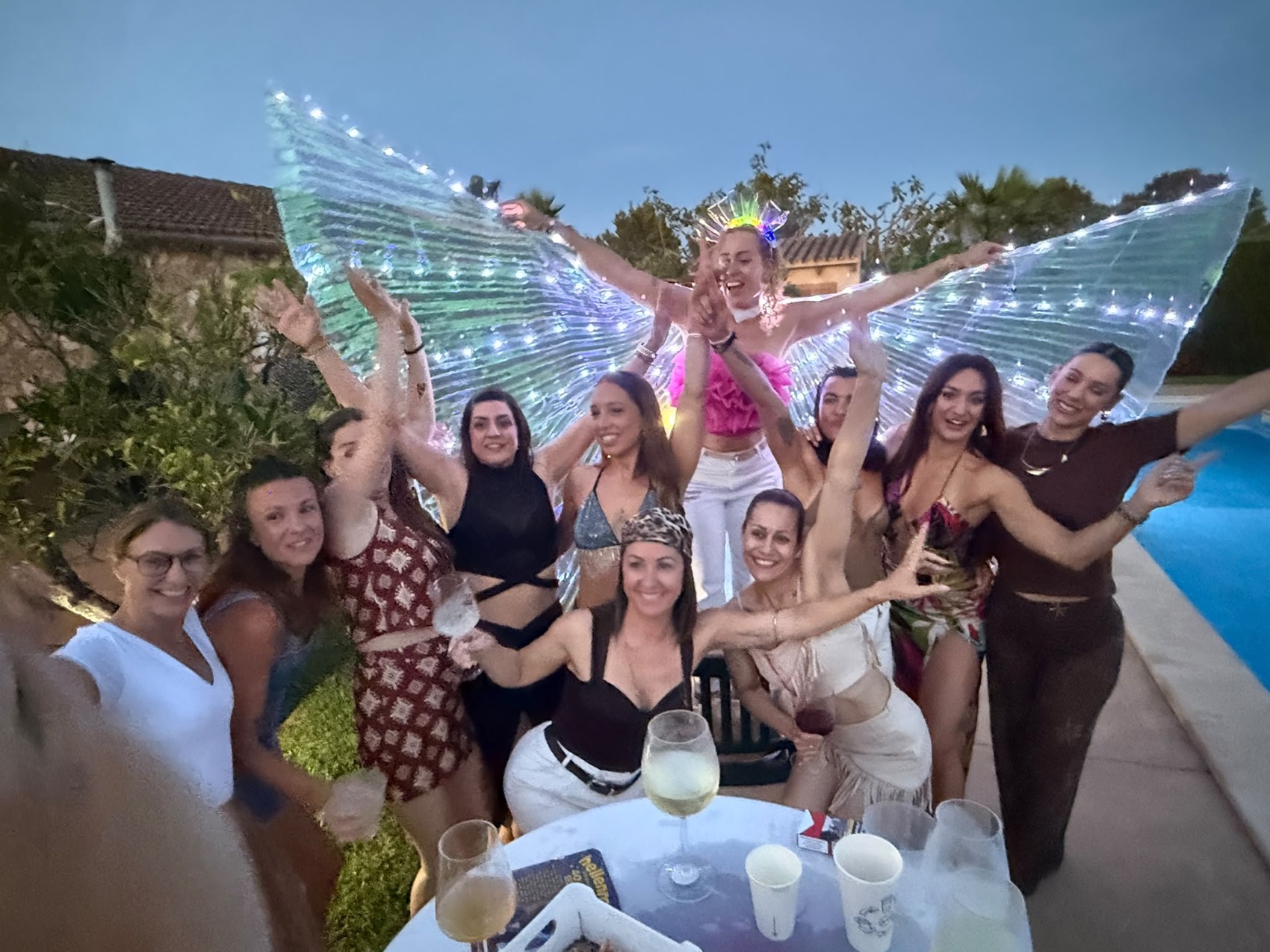 Amigos abrazados en la fiesta.