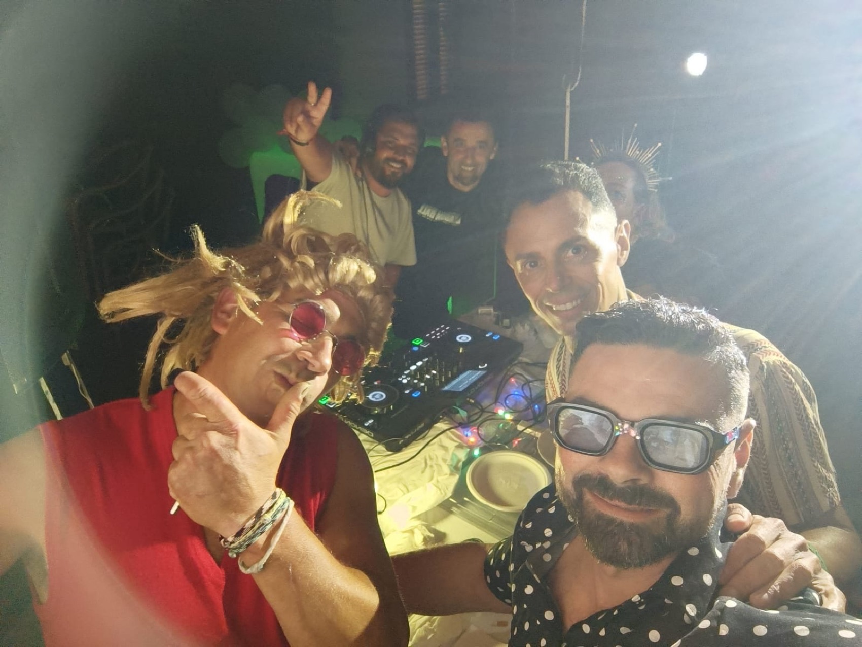 Invitados al aire libre celebrando.