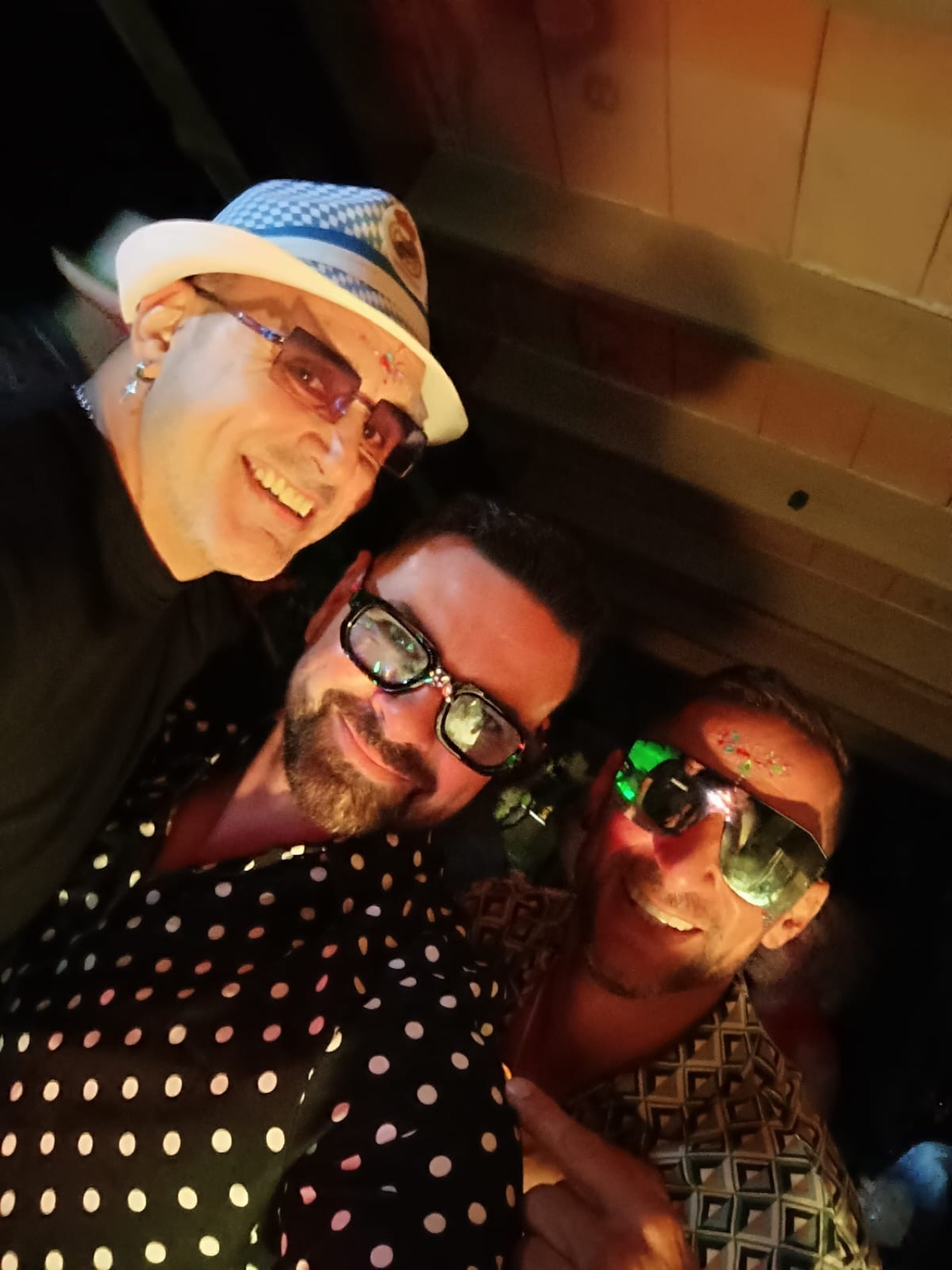 Elena con amigos en la fiesta.