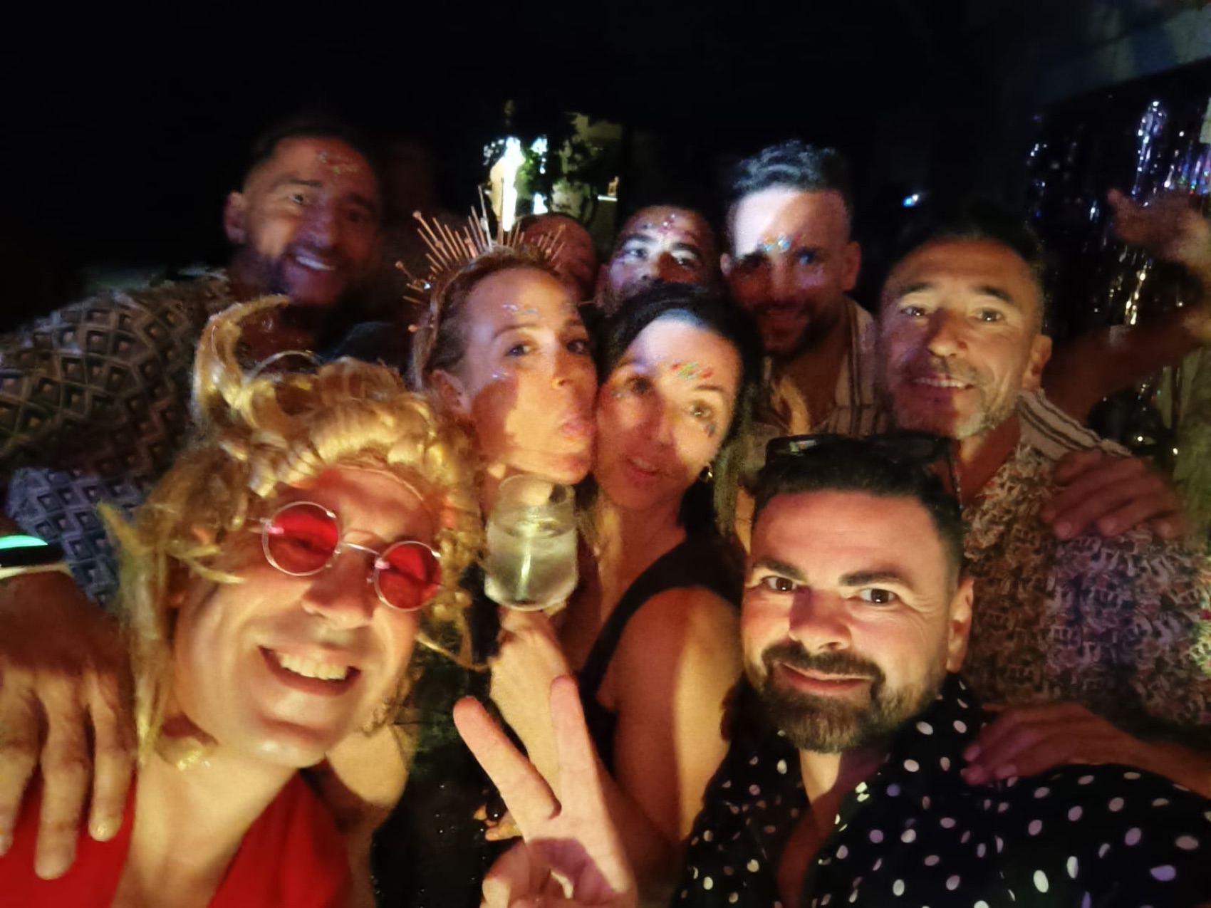 Grupo de amigos de noche.