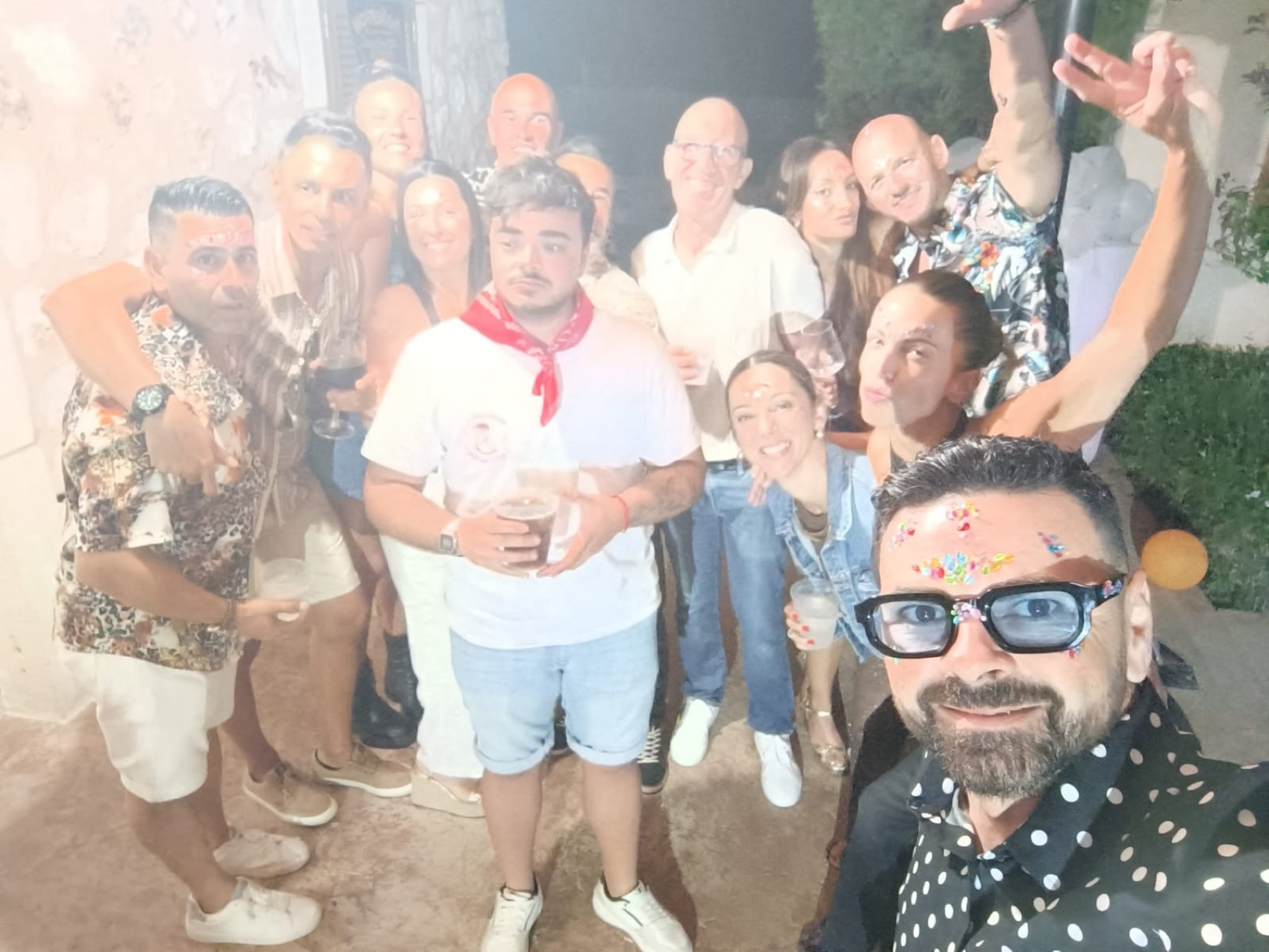 Grupo disfrutando la noche.
