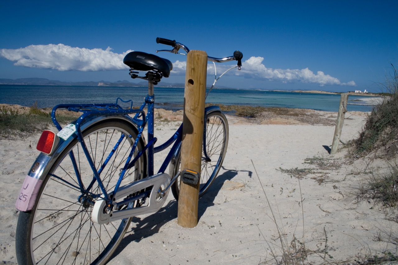 Bicicleta en la arena blanca de Formentera
